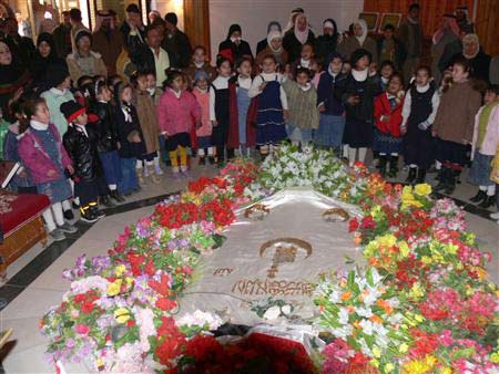 School children and residents visit the tomb of former Iraqi President Saddam Hussein on the first anniversary of his execution, in al-Awja village near Tikrit, 175 km (109 miles) north of Baghdad Dec. 30, 2007. (Xinhua/Reuters Photo)