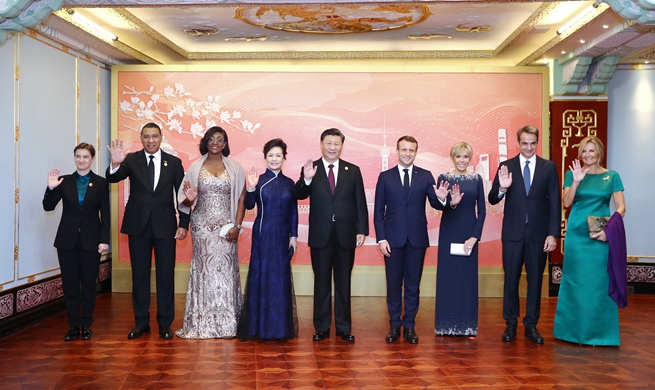 Xi Focus: Xi hosts banquet for guests attending int'l import expo